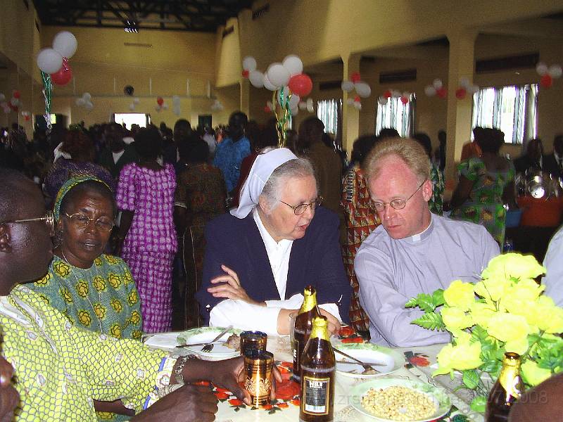 0203 In druk gesprek op de maaltijd Mahagi priesterwijding.JPG